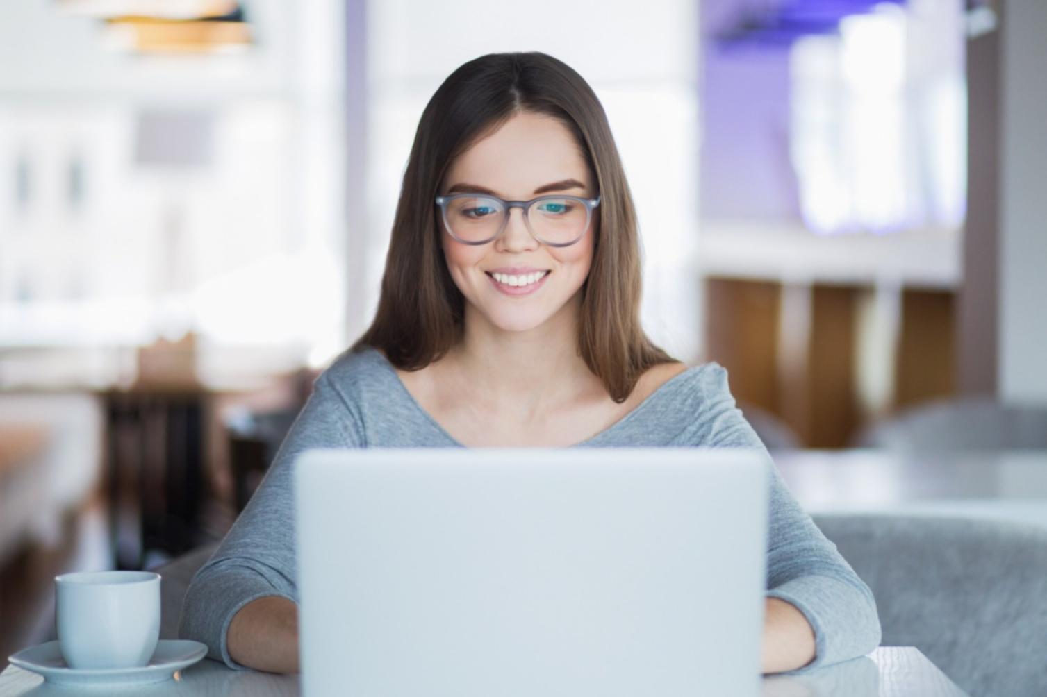 Profesionales analizando datos financieros